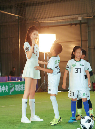 水晶宫隐喻揭秘：明星光环下的真实写照